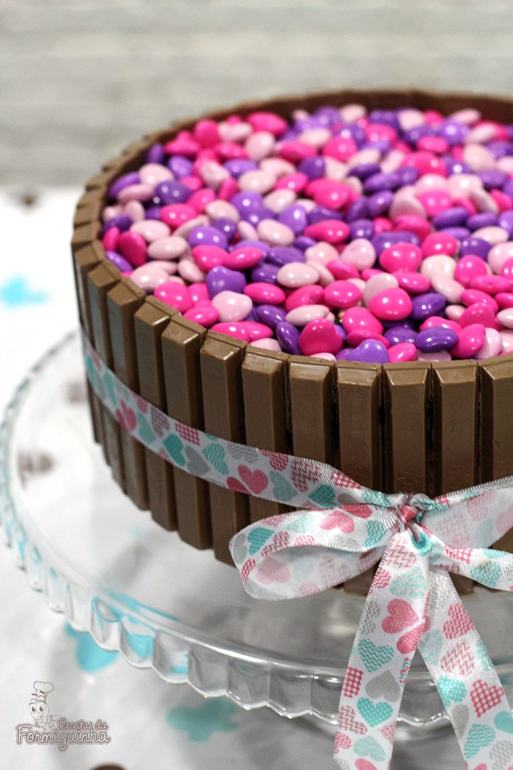 Bolo de chocolate ultramacio cercado de muito Kit Kat e coberto com M&M.. Precisa de mais? Então faz logo esse Bolo Kit Kat e M&M!!!