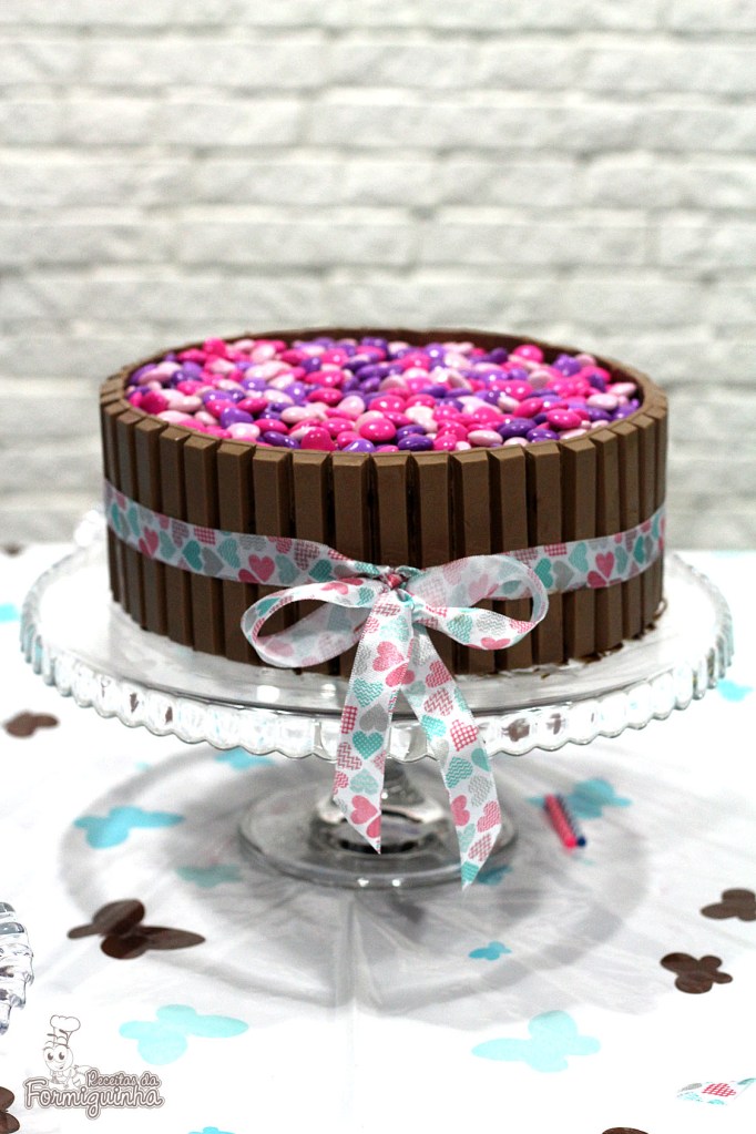 Bolo de chocolate ultramacio cercado de muito Kit Kat e coberto com M&M.. Precisa de mais? Então faz logo esse Bolo Kit Kat e M&M!!!