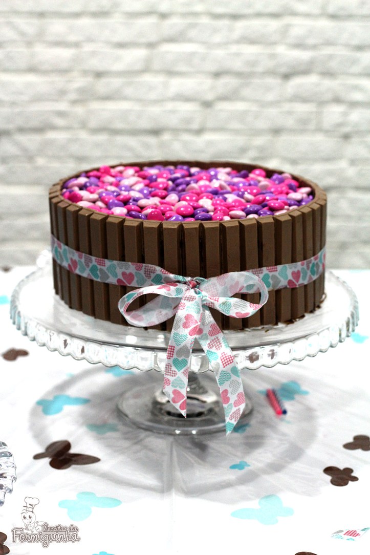 Bolo de chocolate ultramacio cercado de muito Kit Kat e coberto com M&M.. Precisa de mais? Então faz logo esse Bolo Kit Kat e M&M!!!