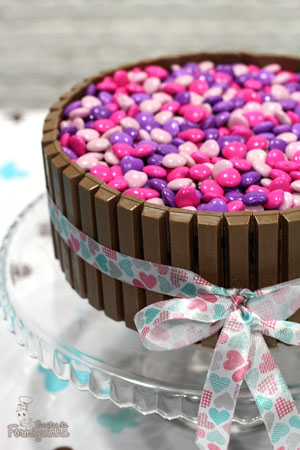 Bolo de chocolate ultramacio cercado de muito Kit Kat e coberto com M&M.. Precisa de mais? Então faz logo esse Bolo Kit Kat e M&M!!!