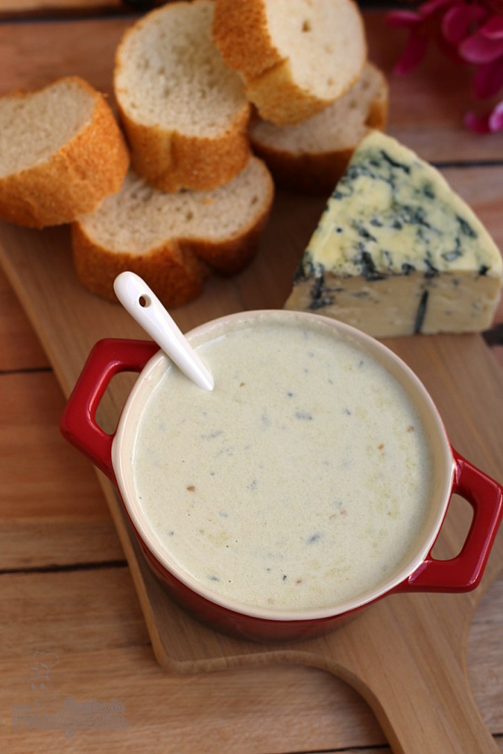Gorgonzola em forma de molho vai bem com uma boa massa ou para mergulhar torradas e biscoitos em uma noite com amigos...