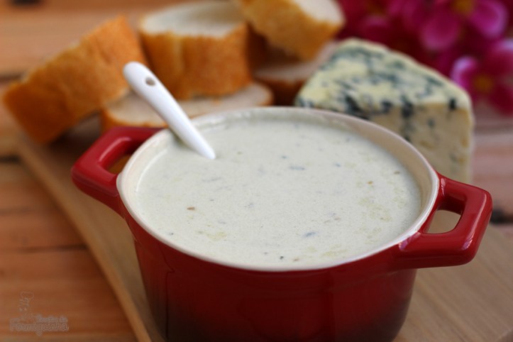 Gorgonzola em forma de molho vai bem com uma boa massa ou para mergulhar torradas e biscoitos em uma noite com amigos...