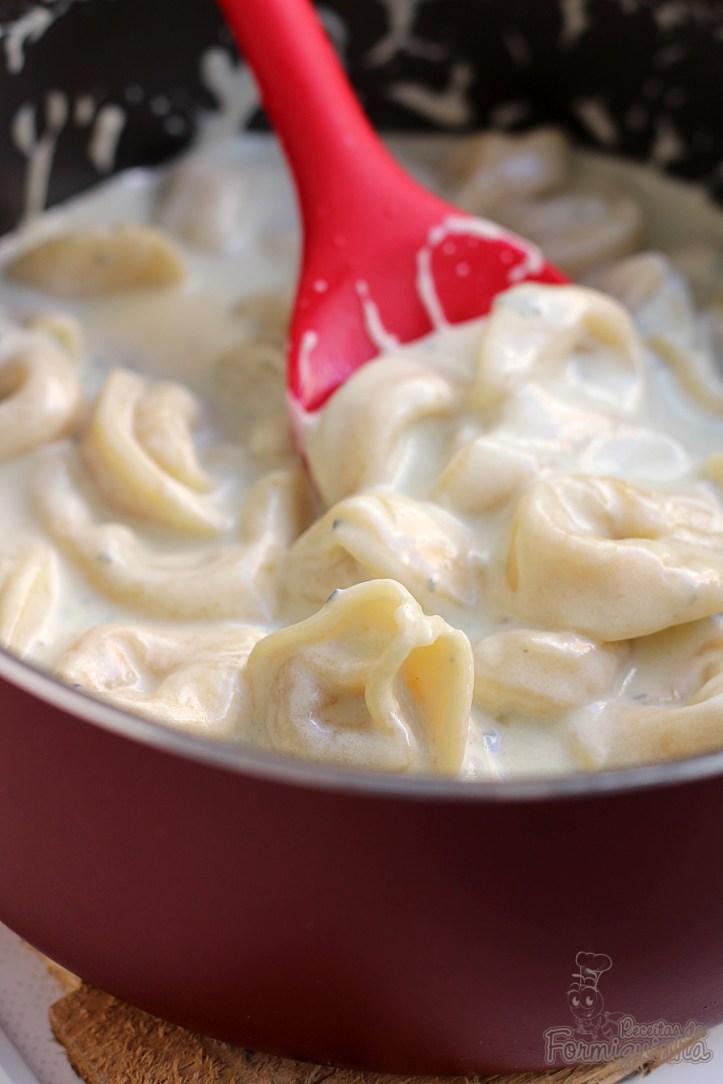 Gorgonzola em forma de molho vai bem com uma boa massa ou para mergulhar torradas e biscoitos em uma noite com amigos...