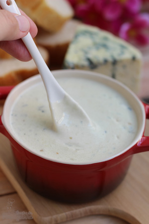Gorgonzola em forma de molho vai bem com uma boa massa ou para mergulhar torradas e biscoitos em uma noite com amigos...