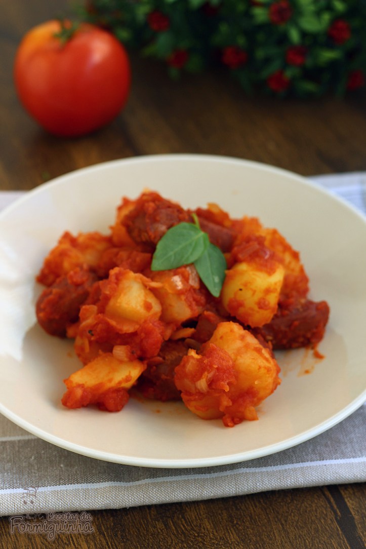 Para uma refeição completa e rápida, faça esse ensopado de linguiça com batatas! Delícia!