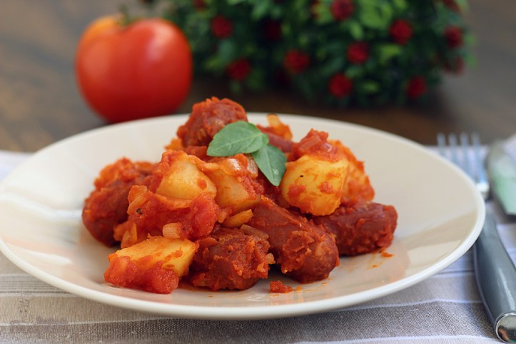 Para uma refeição completa e rápida, faça esse ensopado de linguiça com batatas! Delícia!