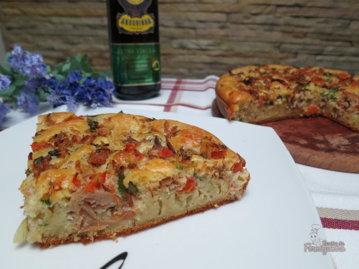 Massa de torta simples e deliciosa que pode ser recheada com o que você quiser. Essa é de atum! Hummm...