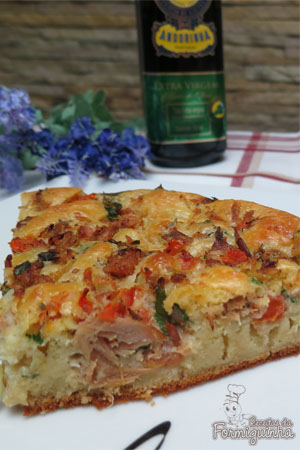 Massa de torta simples e deliciosa que pode ser recheada com o que você quiser. Essa é de atum! Hummm...