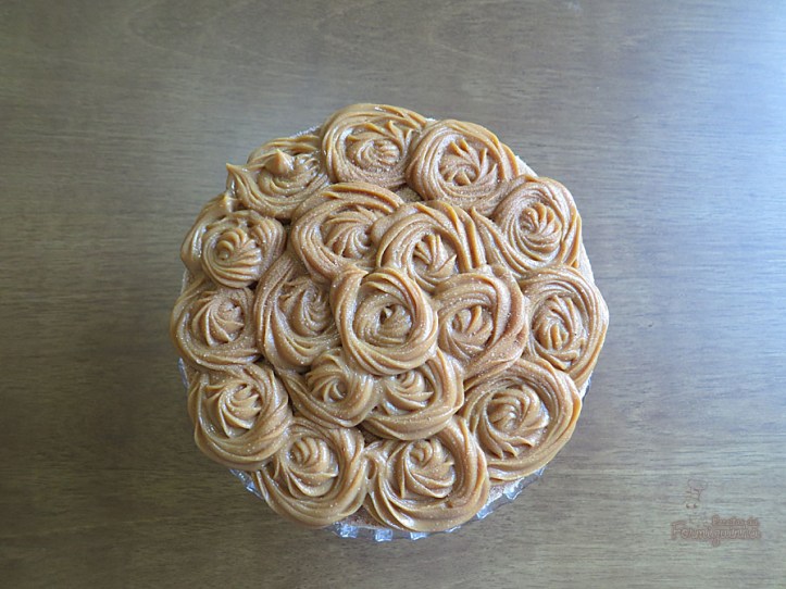 Massa fofa soborizada com o melhor do churros: doce de leite, açúcar e canela! Naked Cake de Churros