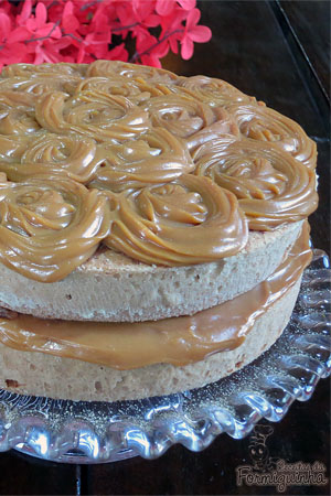 Massa fofa soborizada com o melhor do churros: doce de leite, açúcar e canela! Naked Cake de Churros