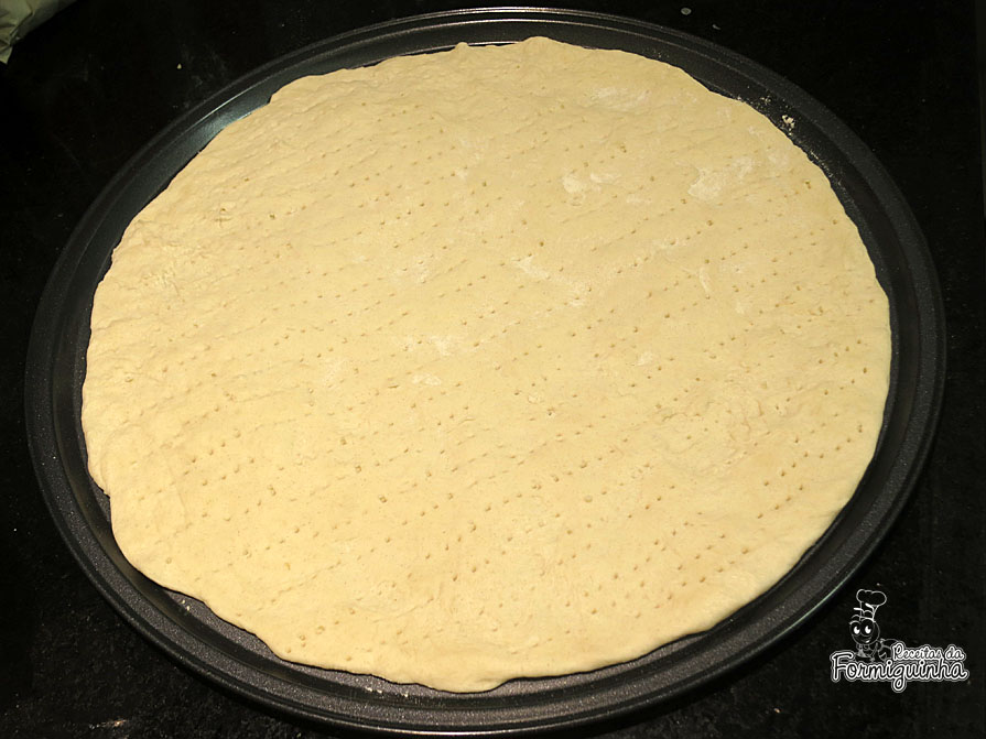 Fácil, rápida e gostosa e massa de pizza com 2 ingredientes apenas!