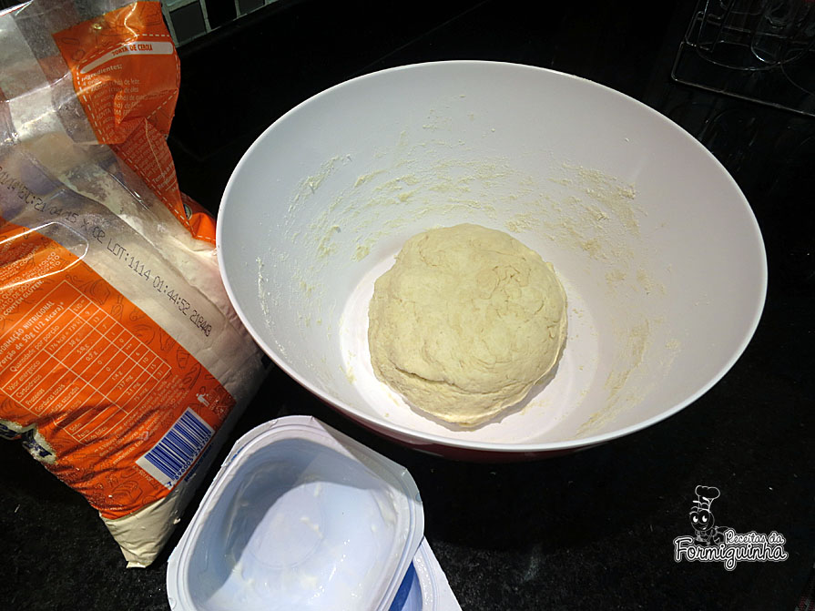 Fácil, rápida e gostosa e massa de pizza com 2 ingredientes apenas!