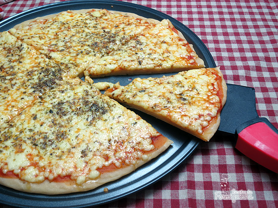 Fácil, rápida e gostosa e massa de pizza com 2 ingredientes apenas!