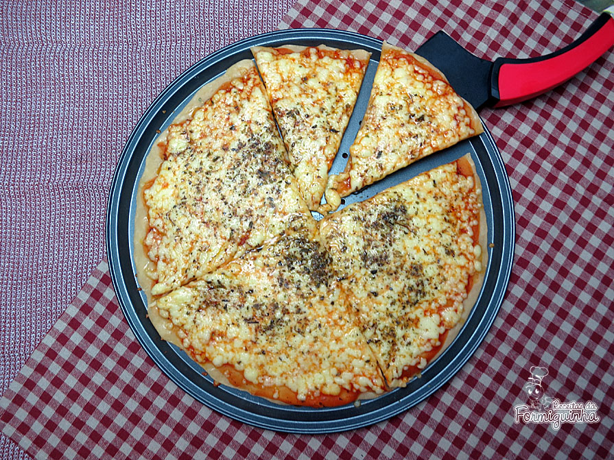 Fácil, rápida e gostosa e massa de pizza com 2 ingredientes apenas!