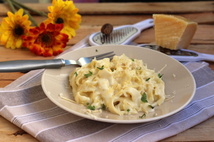Refeição pronta usando uma panela só. É assim essa versão do Fettuccine Alfredo!!! Não é maravilhoso?!