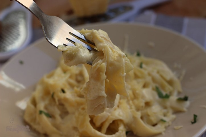 Refeição pronta usando uma panela só. É assim essa versão do Fettuccine Alfredo!!! Não é maravilhoso?!