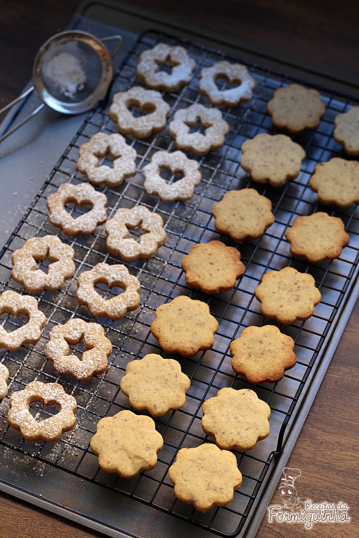 Amanteigados, com gostinho de amêndoas e recheio de Nutella! Esses biscoitos linzer com Nutella vão te surpreender!!!
