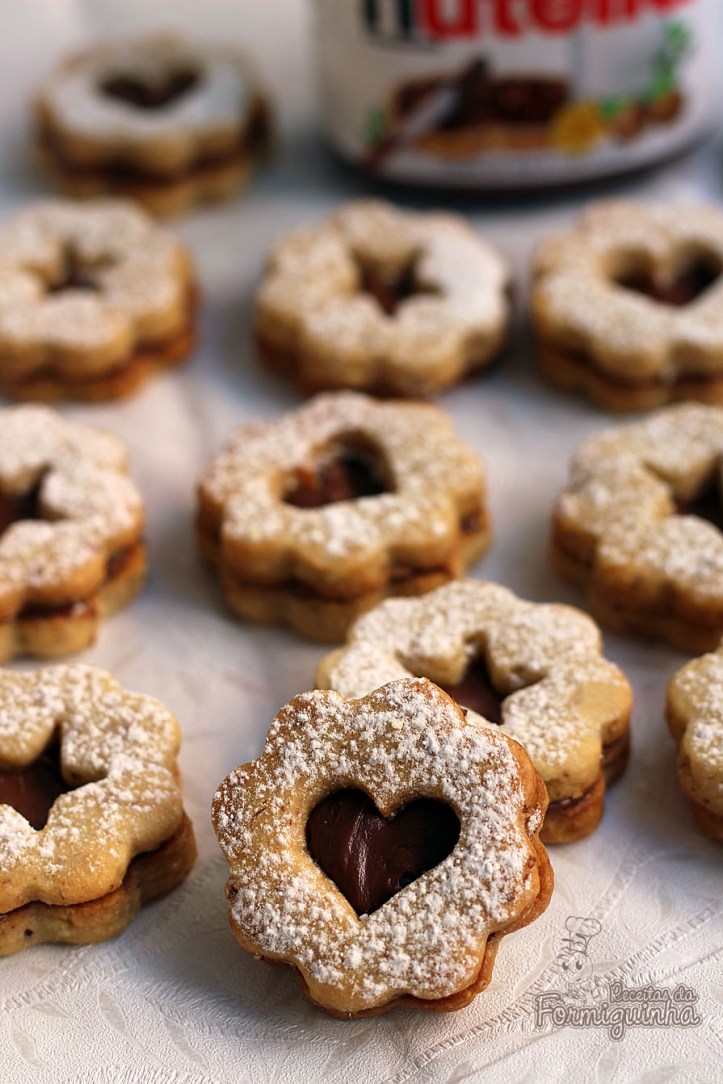 Amanteigados, com gostinho de amêndoas e recheio de Nutella! Esses biscoitos linzer com Nutella vão te surpreender!!!