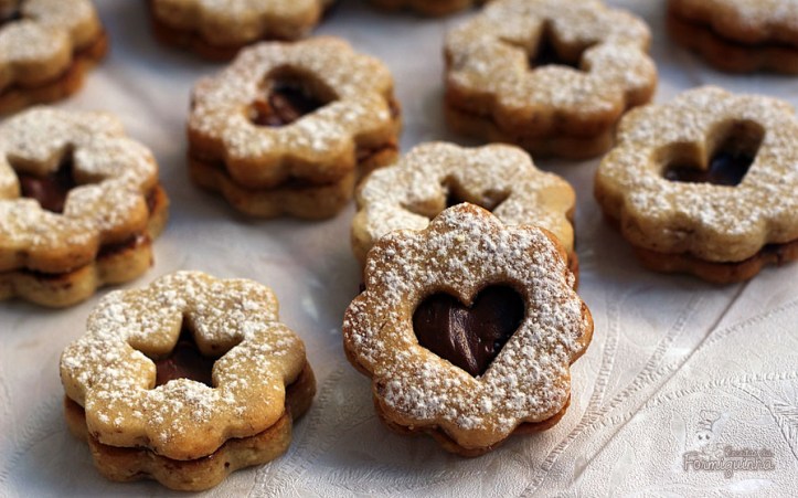 Amanteigados, com gostinho de amêndoas e recheio de Nutella! Esses biscoitos linzer com Nutella vão te surpreender!!!