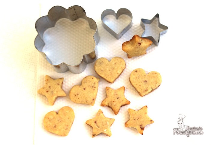 Amanteigados, com gostinho de amêndoas e recheio de Nutella! Esses biscoitos linzer com Nutella vão te surpreender!!!