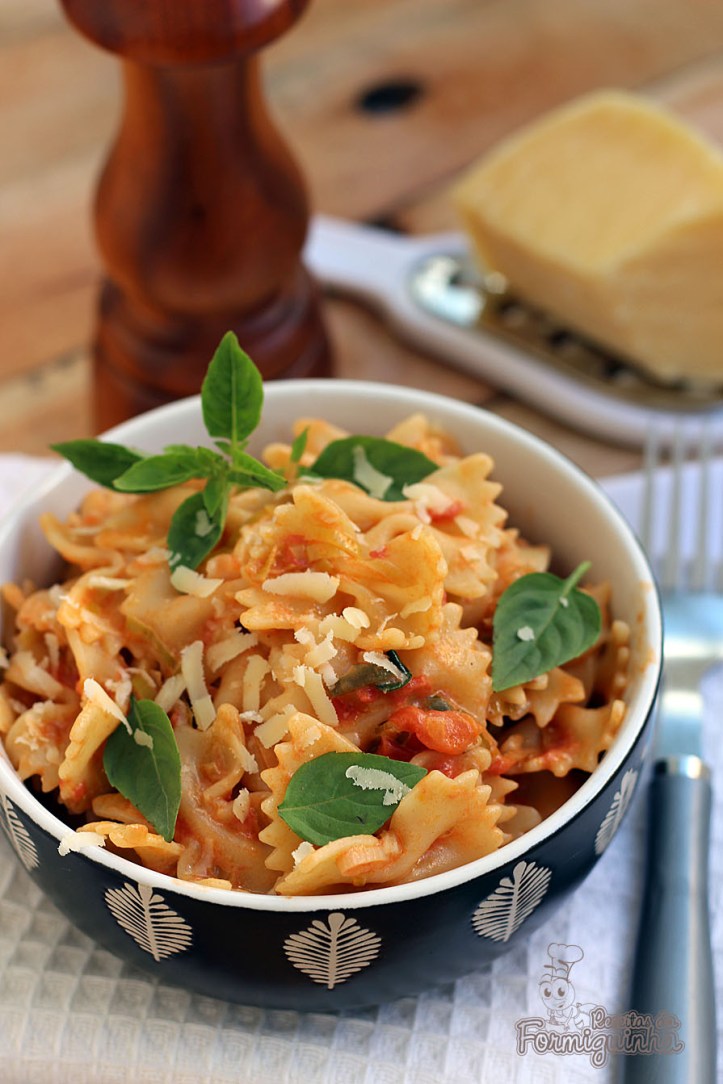 Refeição perfumada e incrível! Sirva esse Farfalle com Molho de Tomate e Vodca acompanhado de uma boa taça de vinho!