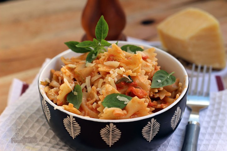 Refeição perfumada e incrível! Sirva esse Farfalle com Molho de Tomate e Vodca acompanhado de uma boa taça de vinho!