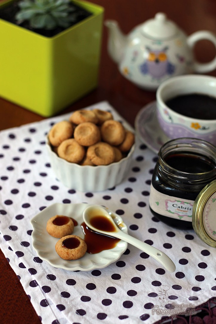 Biscoitinho doce para acompanhar o café da tarde.. Pode ser recheado com geleia, nutella ou que preferir!!!