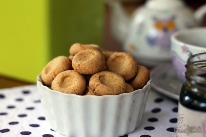 Biscoitinho doce para acompanhar o café da tarde.. Pode ser recheado com geleia, nutella ou que preferir!!!
