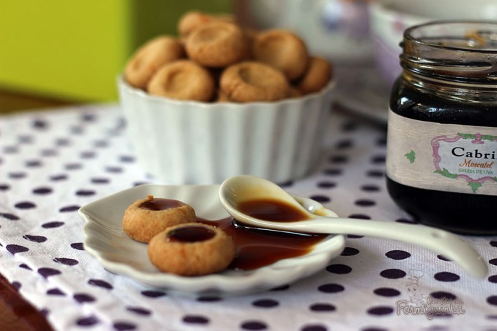 Biscoitinho doce para acompanhar o café da tarde.. Pode ser recheado com geleia, nutella ou que preferir!!!