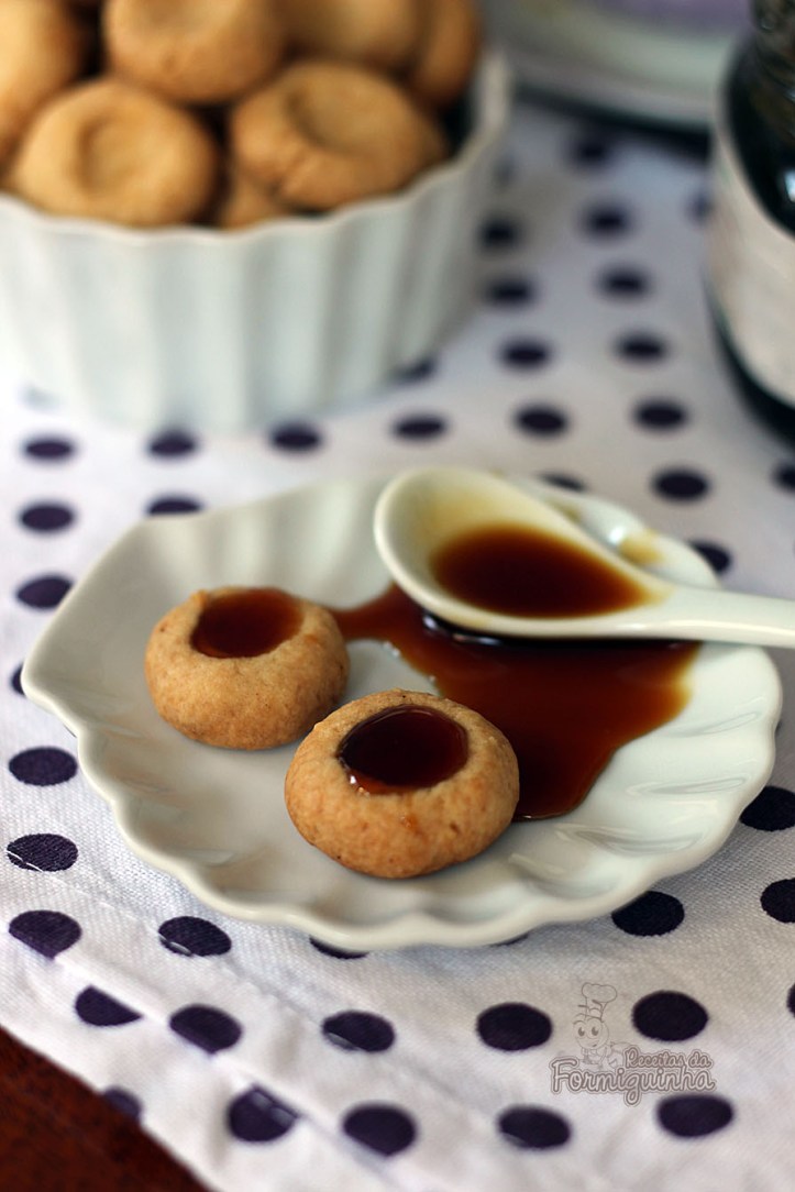 Biscoitinho doce para acompanhar o café da tarde.. Pode ser recheado com geleia, nutella ou que preferir!!!