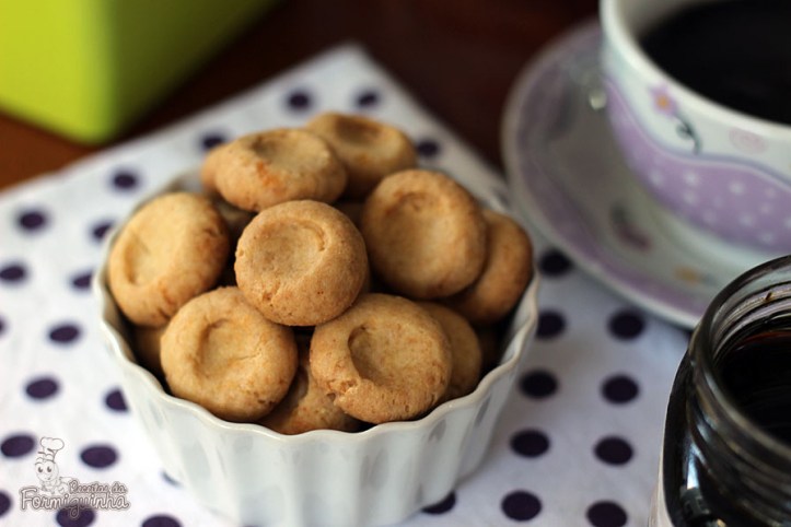 Biscoitinho doce para acompanhar o café da tarde.. Pode ser recheado com geleia, nutella ou que preferir!!!