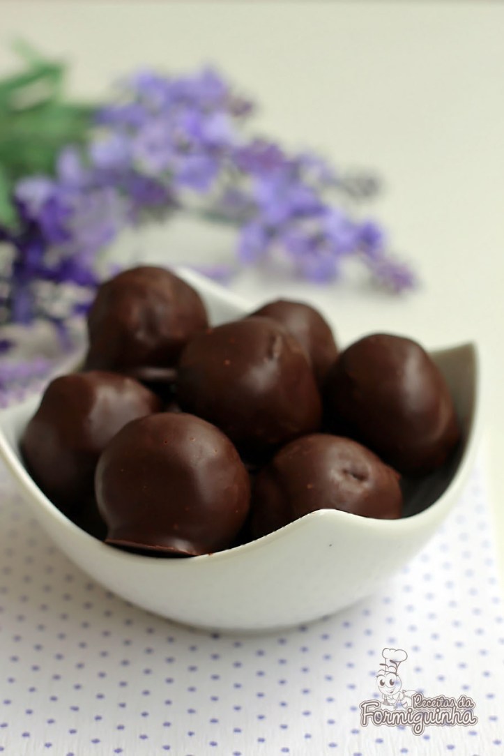 Bolinhas macias de panetone cobertas com chocolate.. Preciso dizer mais?