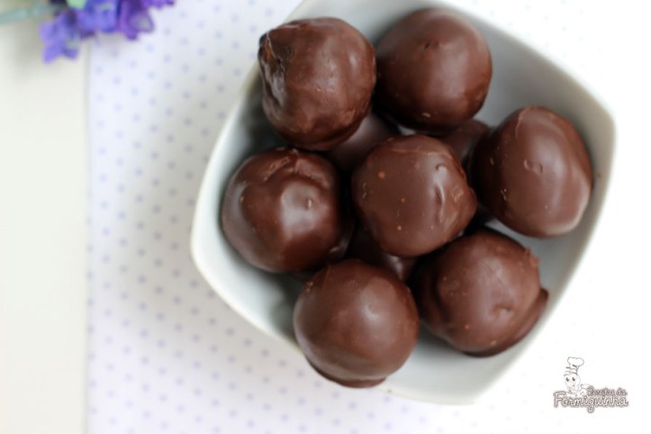 Bolinhas macias de panetone cobertas com chocolate.. Preciso dizer mais?