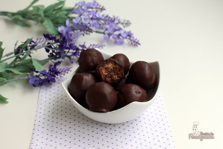 Bolinhas macias de panetone cobertas com chocolate.. Preciso dizer mais?