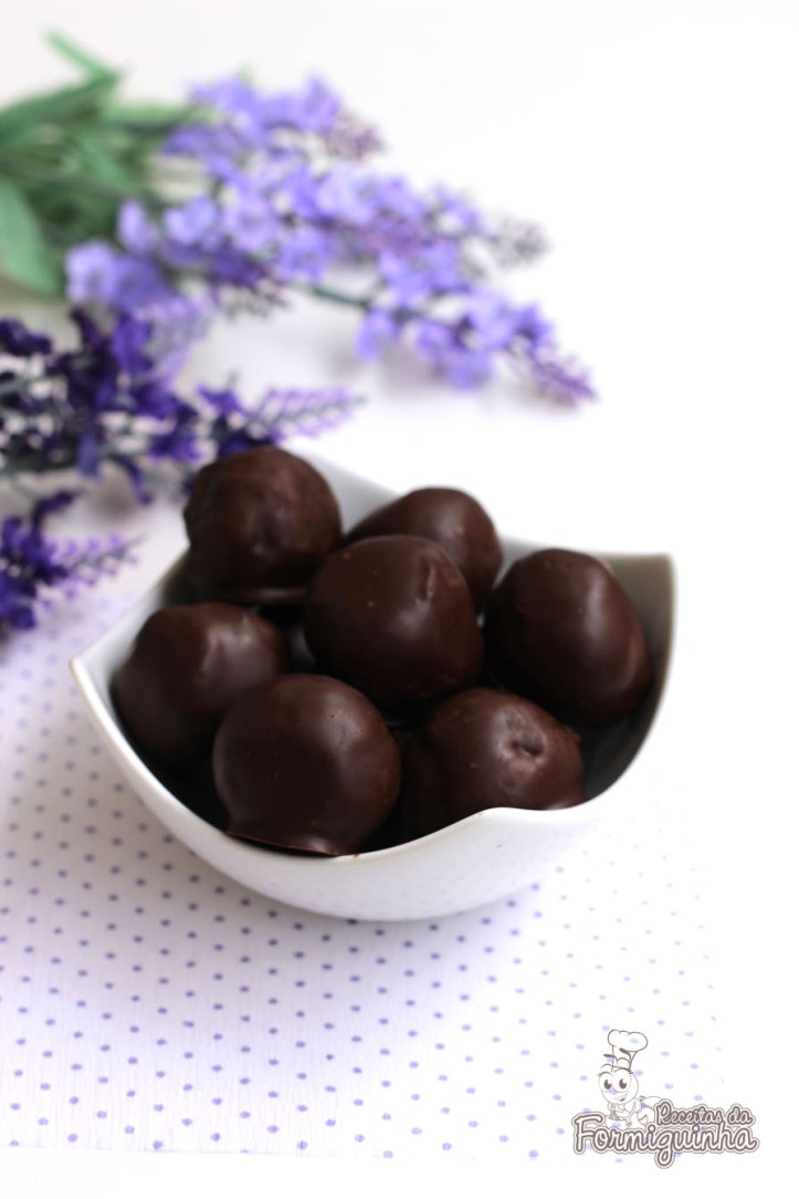 Bolinhas macias de panetone cobertas com chocolate.. Preciso dizer mais?