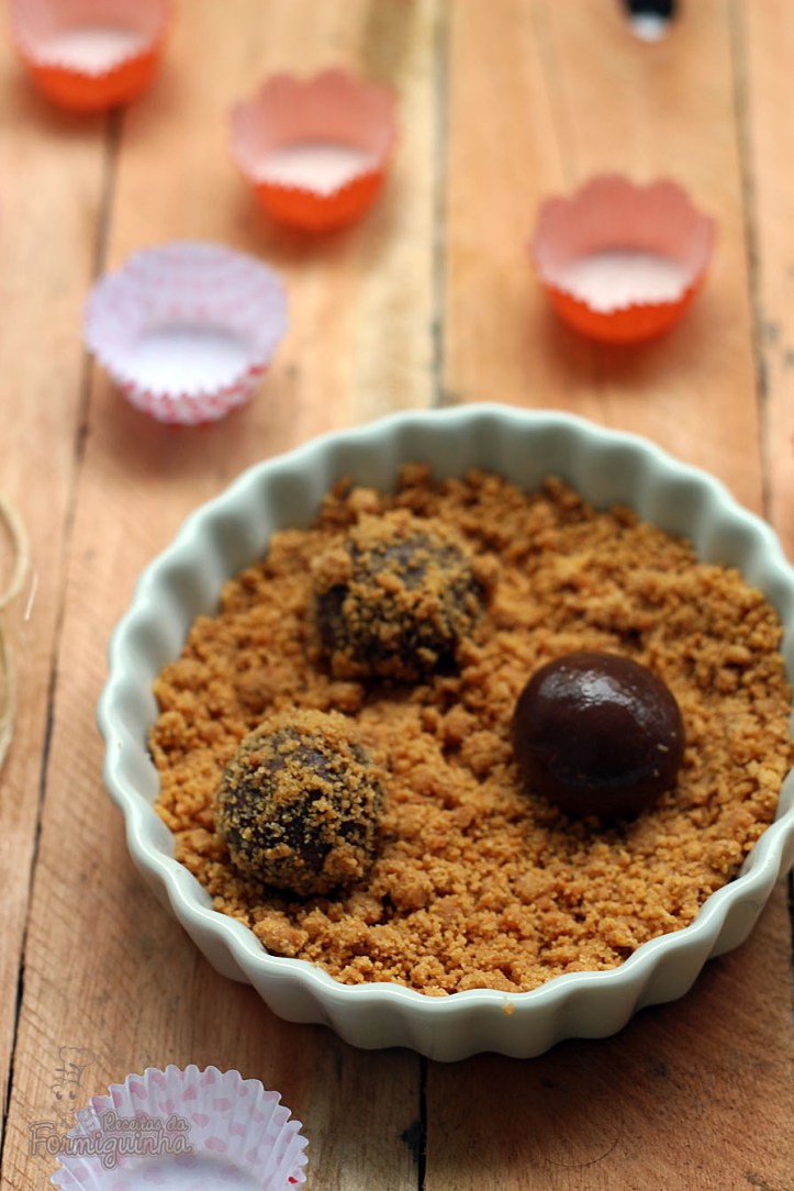 Paçoca lembra Festa Junina! E em versão de brigadeiro, fica sensacional... Brigadeiro de Paçoca com Cacau!!