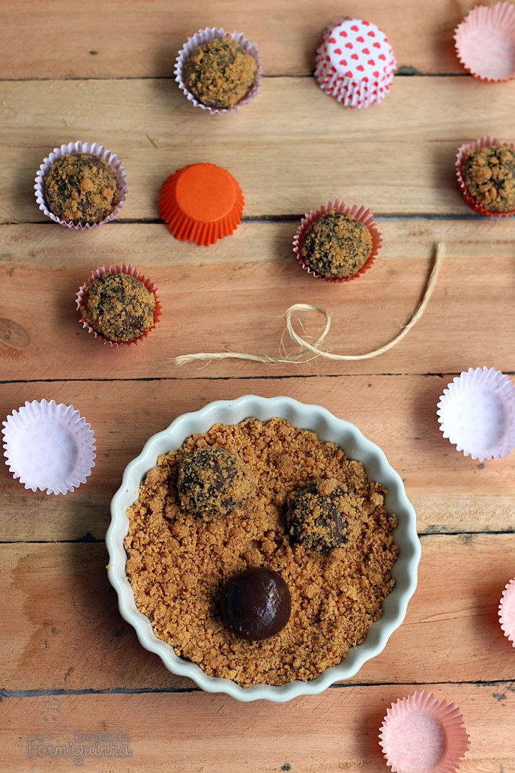 Paçoca lembra Festa Junina! E em versão de brigadeiro, fica sensacional... Brigadeiro de Paçoca com Cacau!!