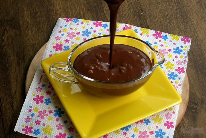 Calda deliciosa de chocolate para servir com sorvete, bolo, fruta ou o que quiser..