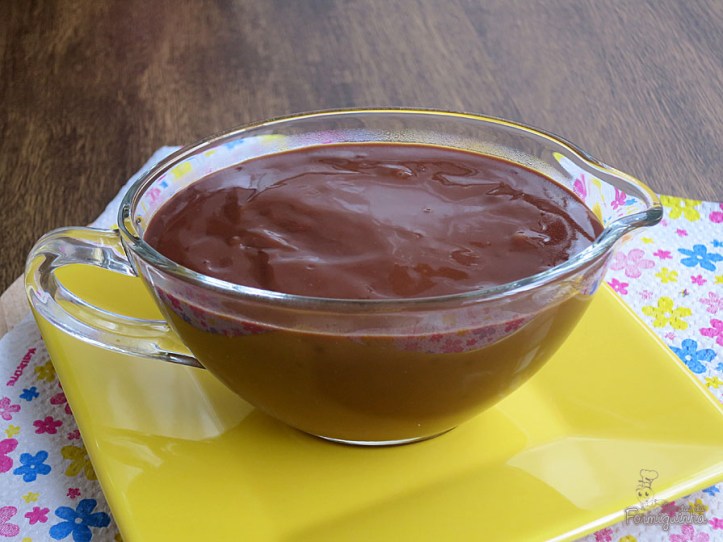 Calda deliciosa de chocolate para servir com sorvete, bolo, fruta ou o que quiser..