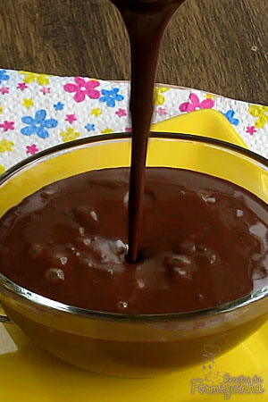 Calda deliciosa de chocolate para servir com sorvete, bolo, fruta ou o que quiser..