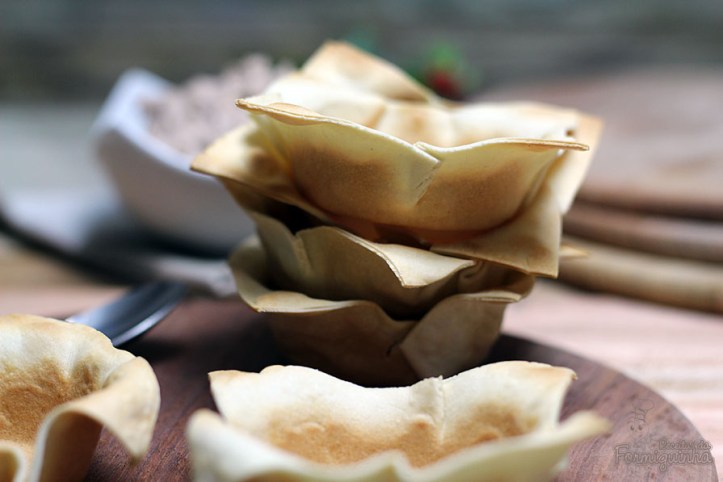 Aperitivos servidos lindamente em uma Cestinha de Massa de Pastel.. Quem resiste?