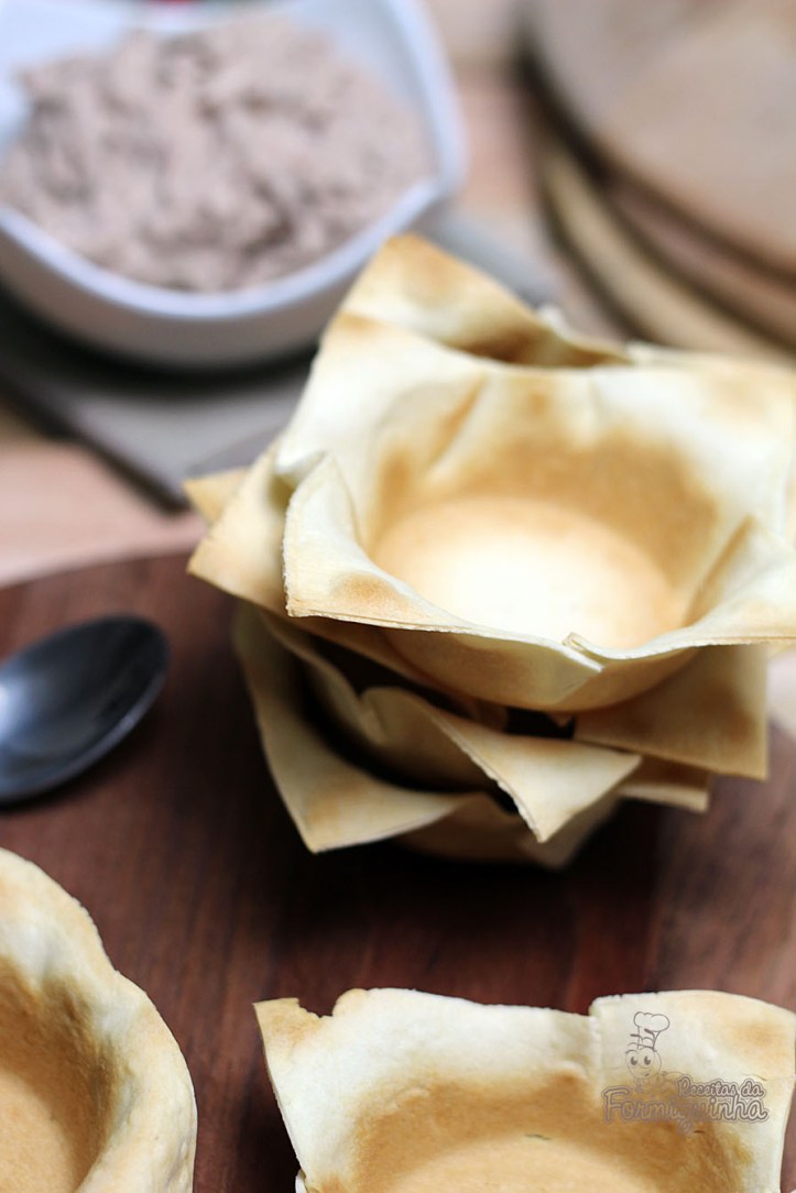 Aperitivos servidos lindamente em uma Cestinha de Massa de Pastel.. Quem resiste?