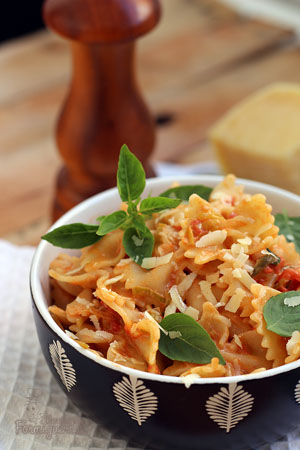Refeição perfumada e incrível! Sirva esse Farfalle com Molho de Tomate e Vodca acompanhado de uma boa taça de vinho!