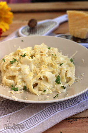 Refeição pronta usando uma panela só. É assim essa versão do Fettuccine Alfredo!!! Não é maravilhoso?!