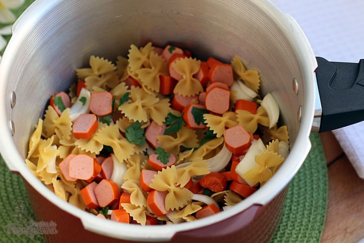Refeição completa feita em 1 panela e pronta em 5 minutos! Esse é o macarrão cremoso com salsicha...