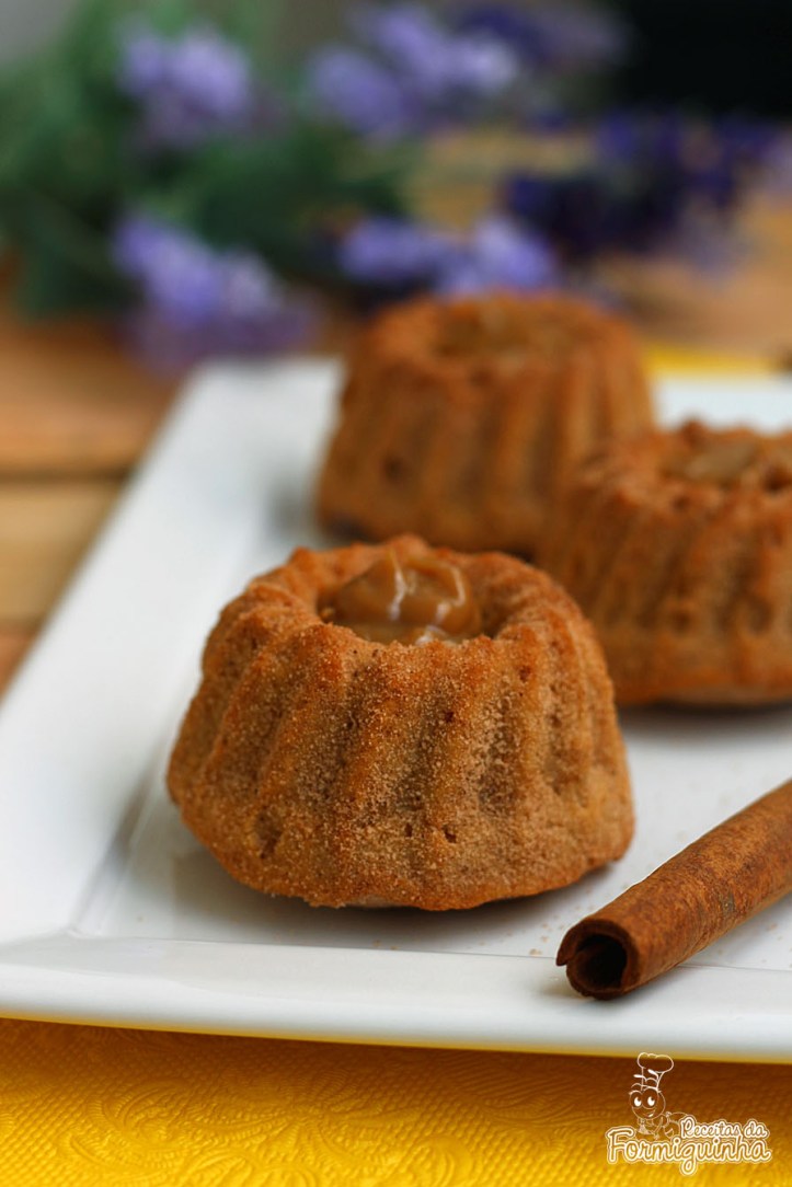 Versão linda e delicada em formato mini para degustar sozinho, sem precisar dividir com ninguém! Tenha um mini bolo churros inteirinho só para você...