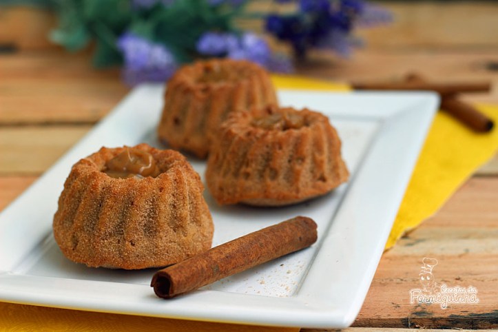 Versão linda e delicada em formato mini para degustar sozinho, sem precisar dividir com ninguém! Tenha um mini bolo churros inteirinho só para você...