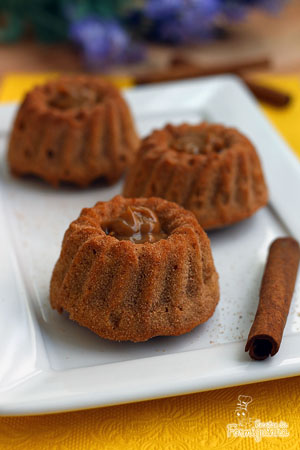 Versão linda e delicada em formato mini para degustar sozinho, sem precisar dividir com ninguém! Tenha um mini bolo churros inteirinho só para você...