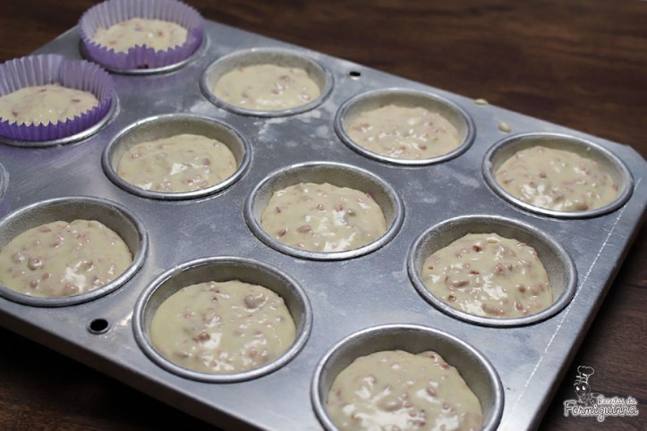 Bolinhos salgados de calabresa e recheados com queijo. Esses muffins são demais!!!