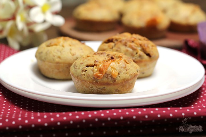 Bolinhos salgados de calabresa e recheados com queijo. Esses muffins são demais!!!